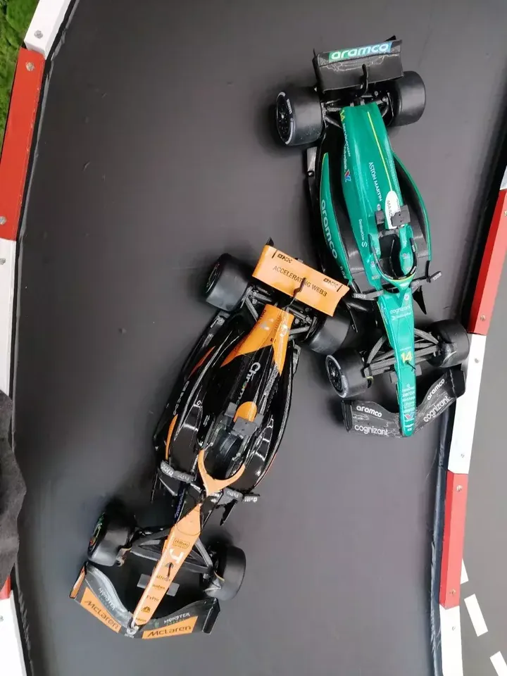 McLaren F1 болид 1:14 — два болида вид сверху