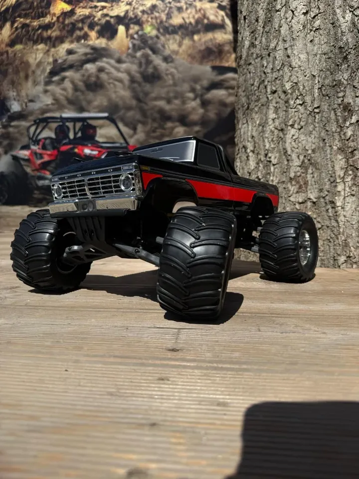 FMS Ford F-100 монстр-трак 1:10 — вид спереди сбоку