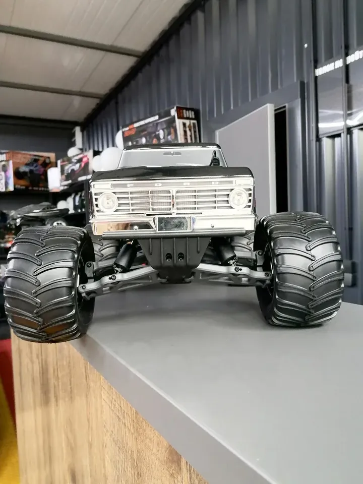 FMS Ford F-100 монстр-трак 1:10 — вид спереди