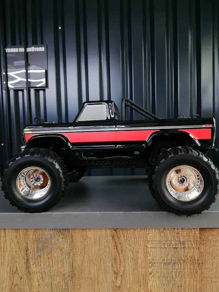 FMS Ford F-100 монстр-трак 1:10 — вид сбоку