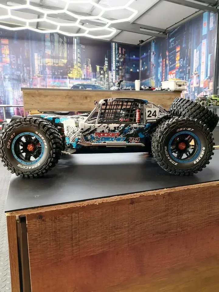 ZD Racing DBX 07 багги 1:7 — вид сбоку на прилавке