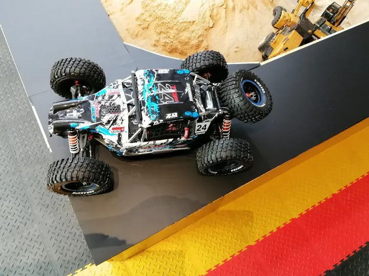 ZD Racing DBX 07 багги 1:7 — вид сверху на подиуме