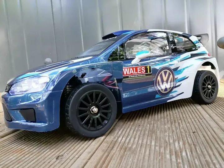 MJX Hyper Go 10304 Polo R WRC 1:10 — вид спереди сбоку