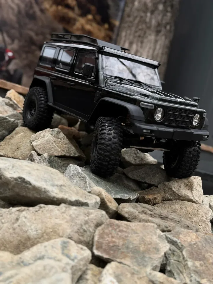 Yikong YK4084 212 RTR — на камнях спереди сбоку
