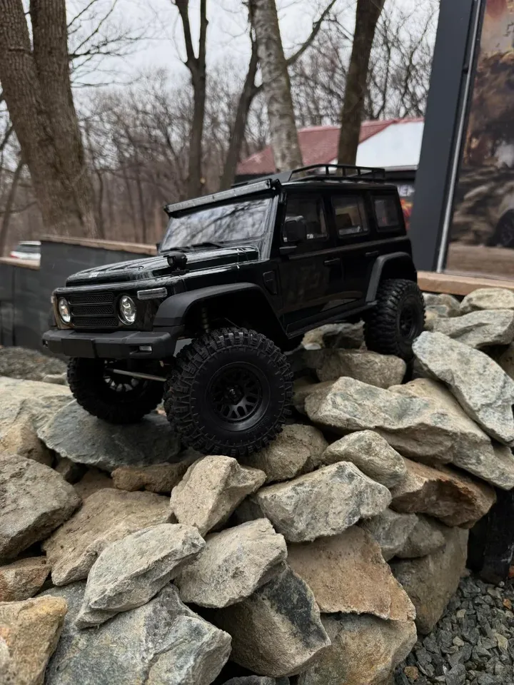 Yikong YK4084 212 RTR — на камнях на улице