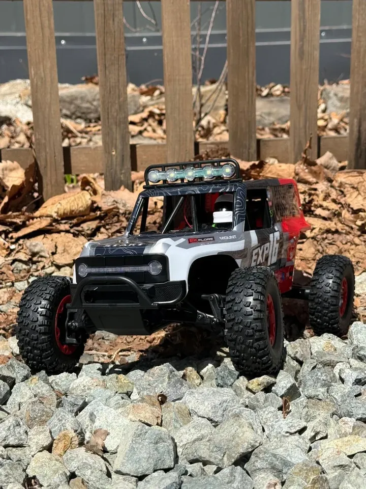WLToys 124006 краулер 1:12 — на камнях спереди сбоку