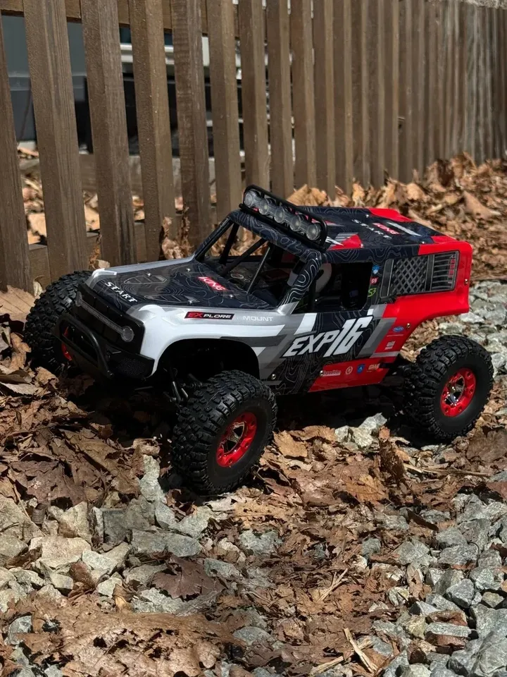 WLToys 124006 краулер 1:12 — на опавшей листве