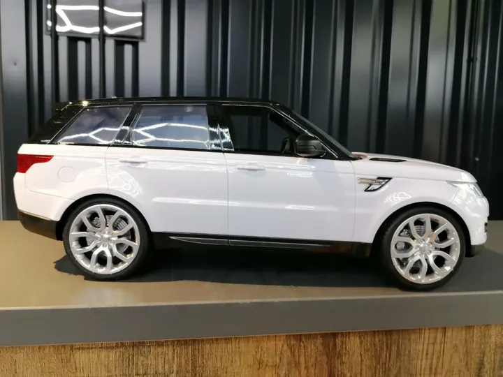 Max Race Range Rover 1:10 — вид сбоку