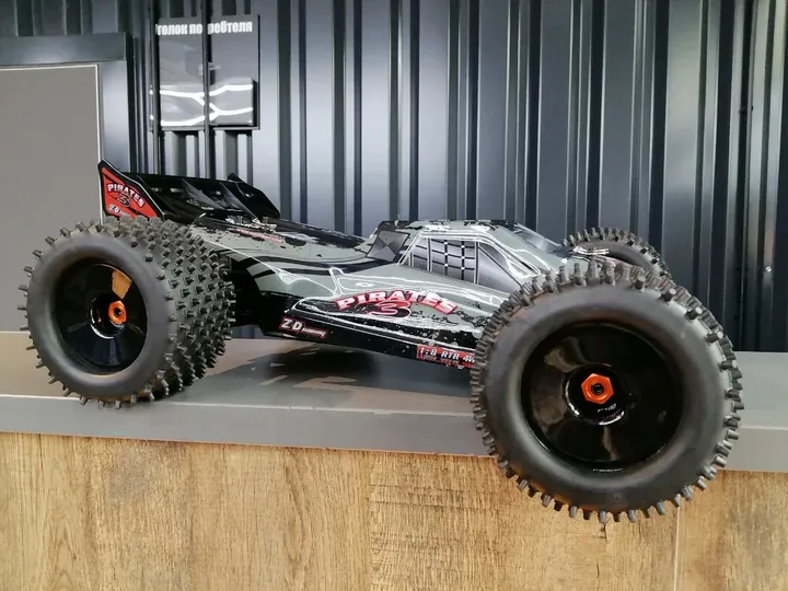 ZD Racing 08423 Pirate 3 1:8 — вид сбоку на прилавке