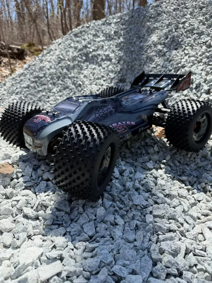 ZD Racing 08423 Pirate 3 1:8 — на гравии спереди
