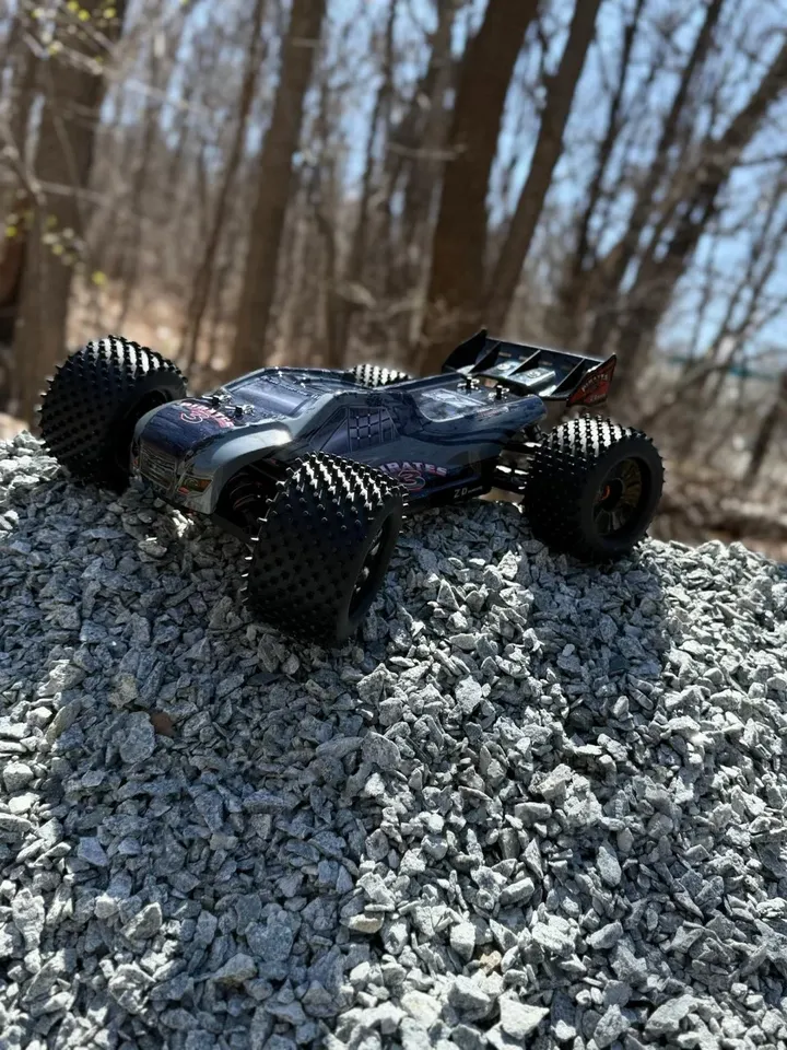 ZD Racing 08423 Pirate 3 1:8 — на гравии сзади
