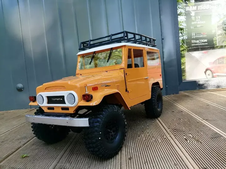 FMS Toyota FJ40 Cruiser 1:10 — вид спереди сбоку, багажник