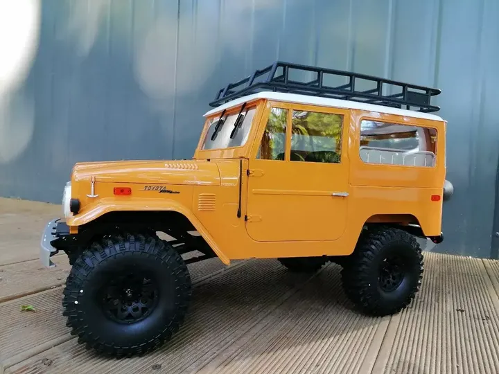 FMS Toyota FJ40 Cruiser 1:10 — вид сбоку