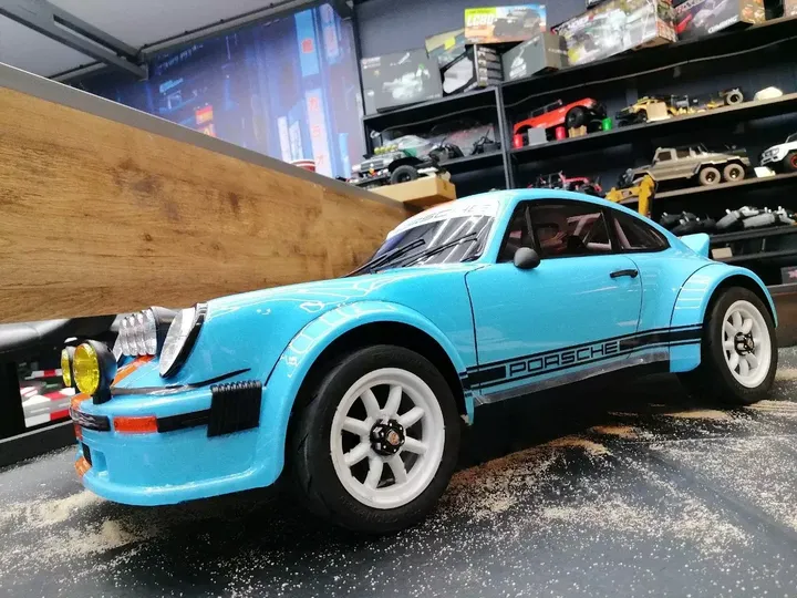 Traction Hobby Porsche Gulf 1:6 — вид спереди сбоку