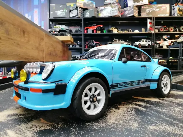 Traction Hobby Porsche Gulf 1:6 — вид спереди сбоку, крупно