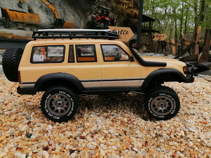 Land Cruiser LC 80 1:12 — вид сбоку на гравии