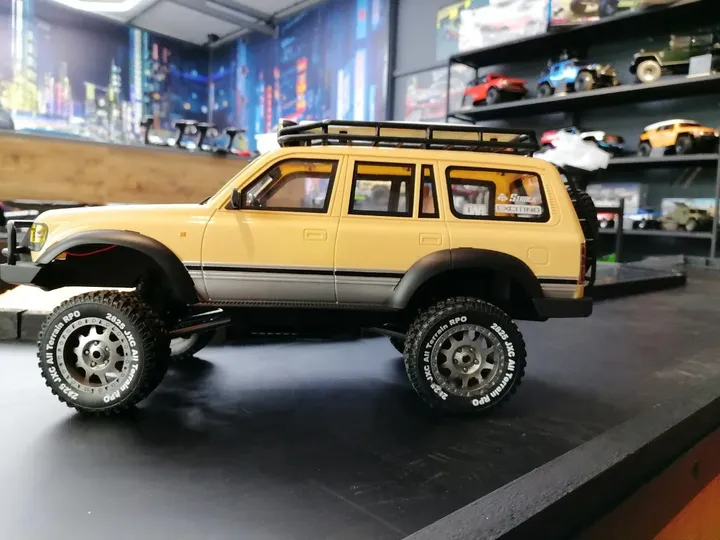 Land Cruiser LC 80 1:12 — вид сбоку на прилавке