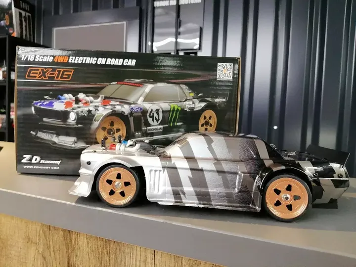 ZD Racing EX 16-01 шоссейная 1:16 — вид сбоку с коробкой