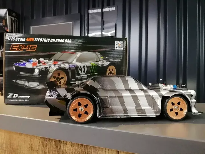 ZD Racing EX 16-01 шоссейная 1:16 — вид сбоку, коробка позади