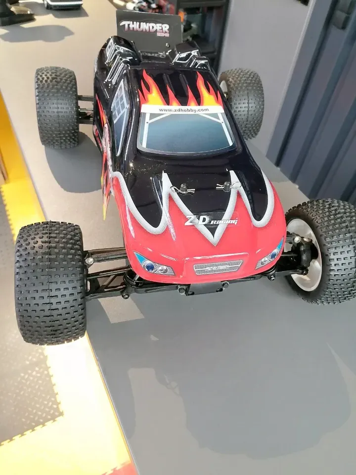 ZD Racing ZTX10 трагги 1:10 — вид спереди сверху