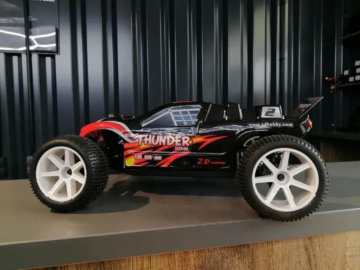ZD Racing ZTX10 трагги 1:10 — вид сбоку