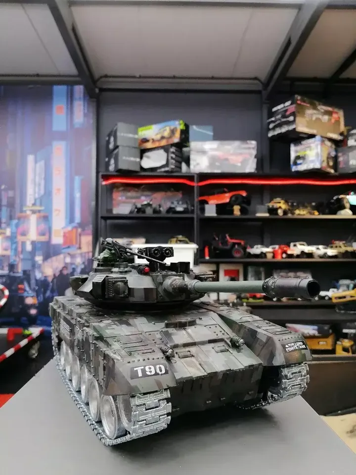 Танк Т-90 «Владимир» 1:18 — вид спереди сбоку
