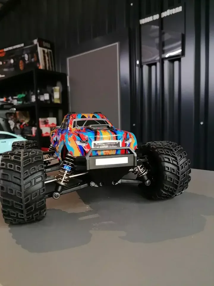 MJX Hyper Go 20208 монстр-трак 1:20 — вид спереди сбоку