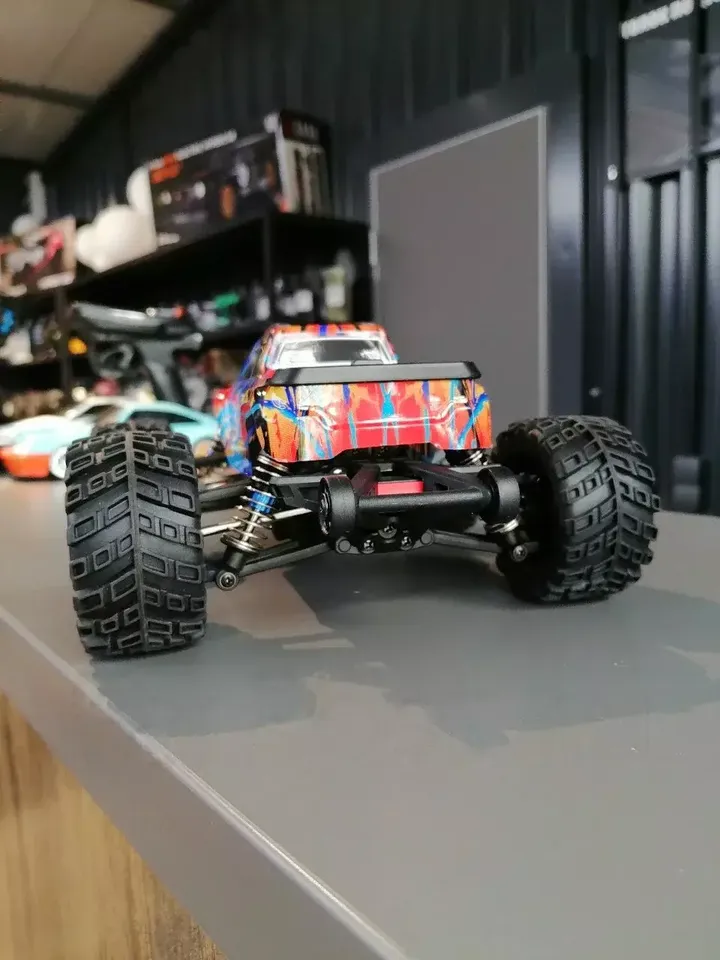 MJX Hyper Go 20208 монстр-трак 1:20 — вид спереди снизу
