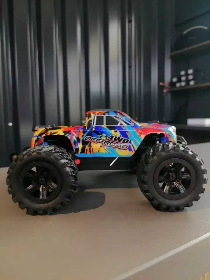 MJX Hyper Go 20208 монстр-трак 1:20 — вид сбоку