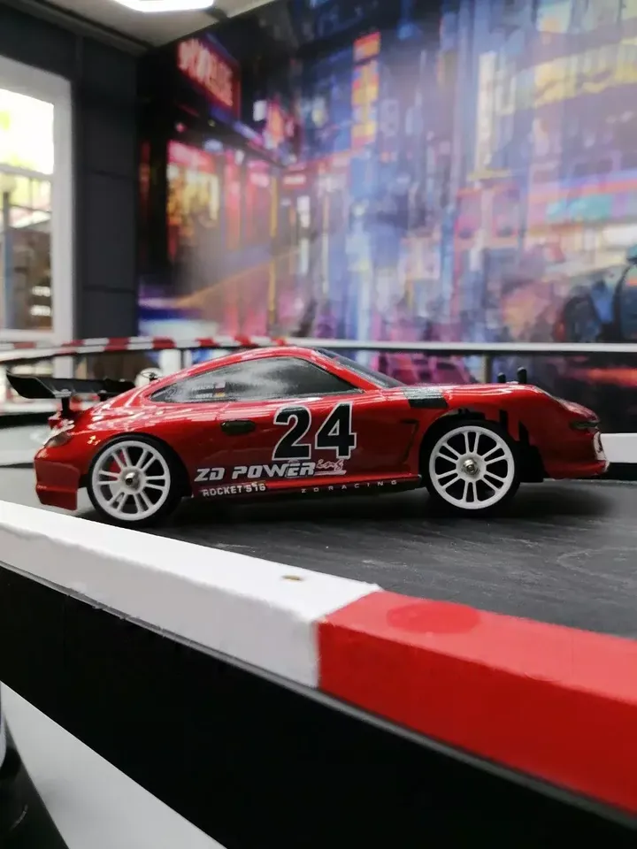ZD Racing S16 Rock дрифт 1:16 — вид сбоку на трассе