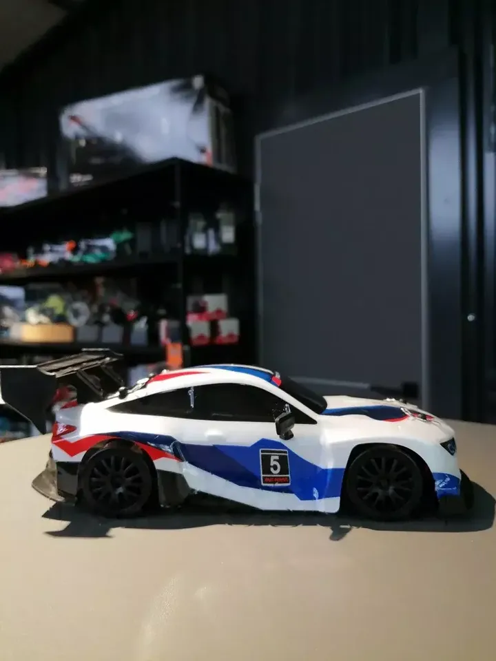 Enoze 8801 BMW дрифт 1:24 — вид сбоку на прилавке