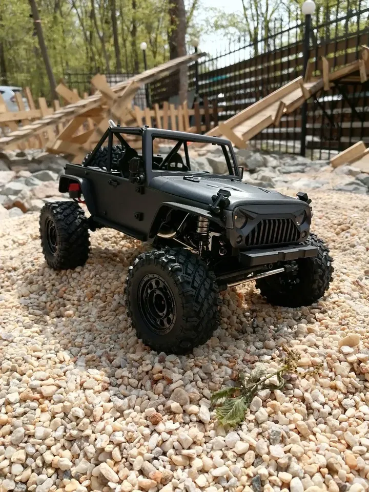 MJX Hyper Go H12Y 1:12 — на гравии спереди сбоку