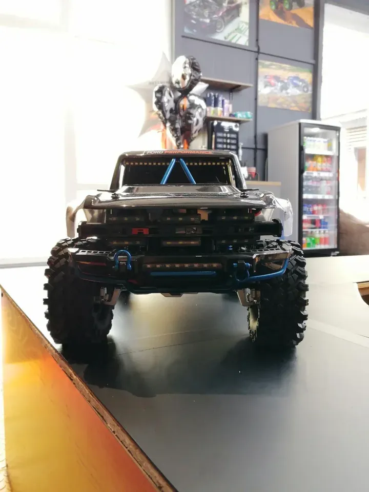 MJX H8P Ford Bronco — вид спереди