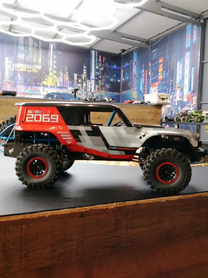MJX H8P Ford Bronco — вид сбоку