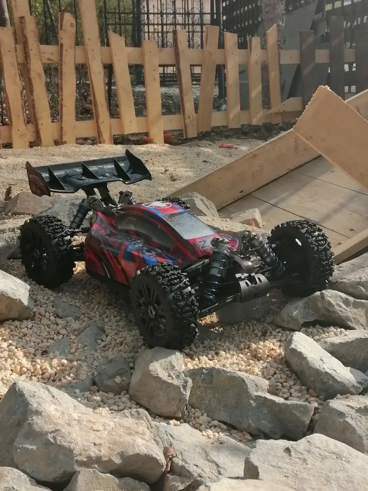 ZD Racing BX-E8 багги 1:8 — на камнях спереди сбоку