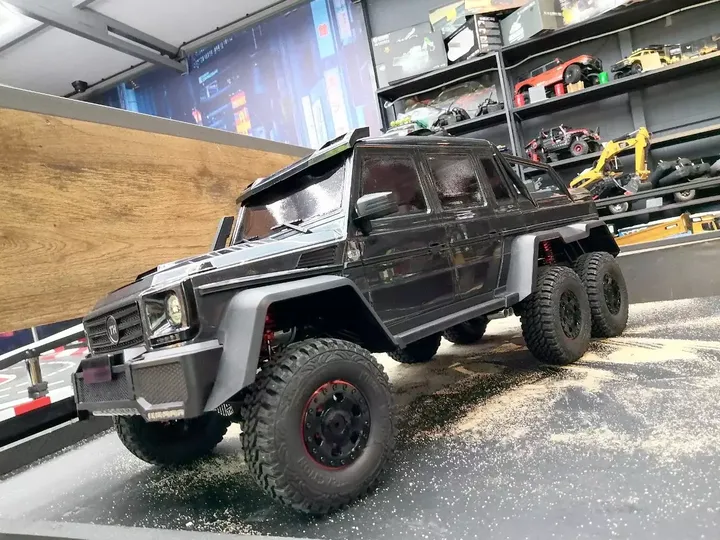 Traction Hobby BG630 6×6 1:8 — вид спереди сбоку