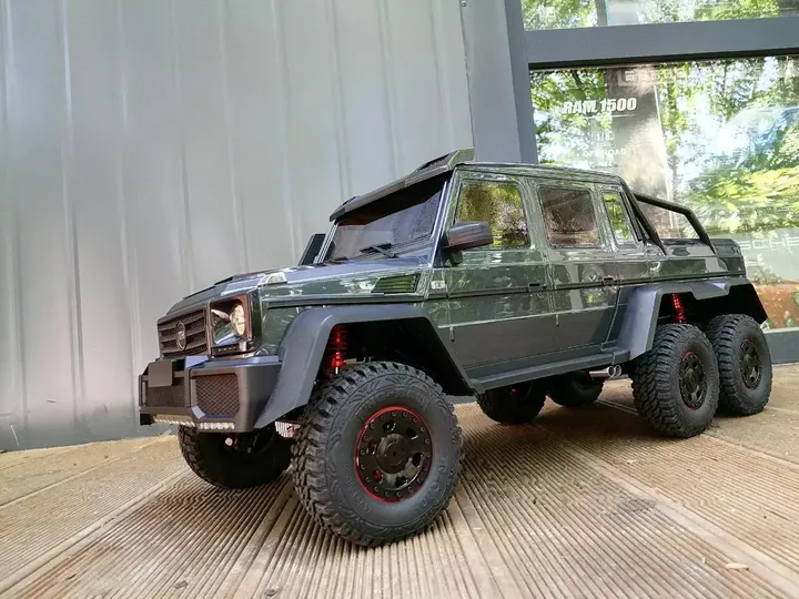 Traction Hobby BG630 6×6 1:8 — вид спереди сбоку на улице