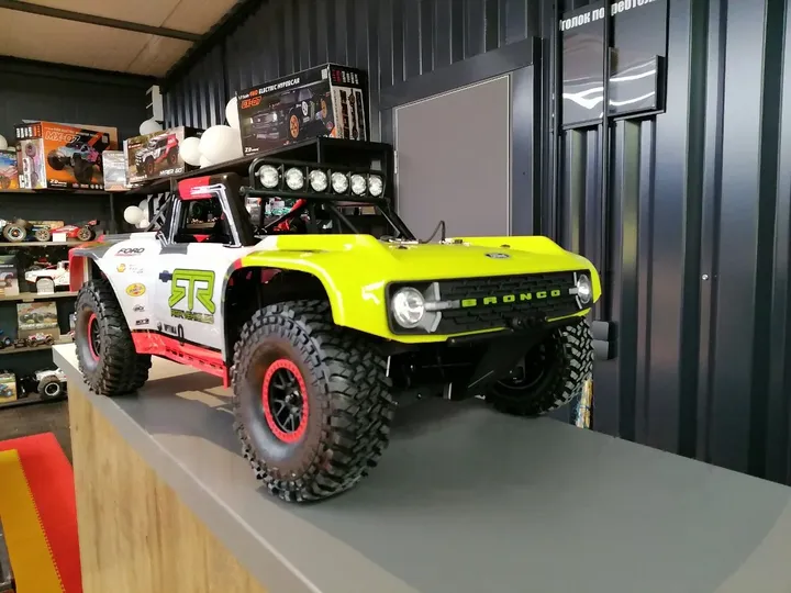 FMS Ford Bronco 1:7 шорт-корс — вид спереди сбоку