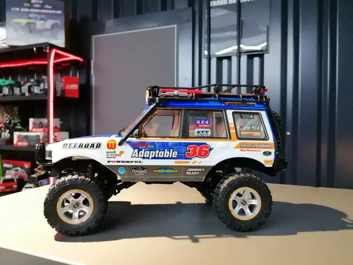JXC LR1801 Defender 1:18 — вид сбоку
