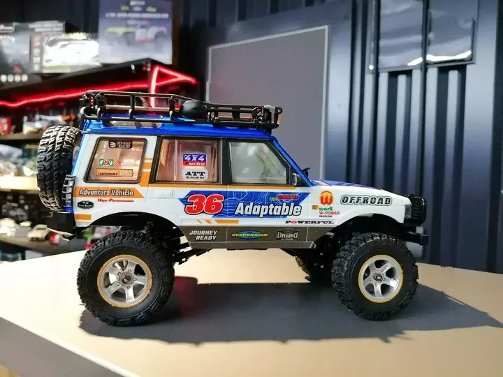 JXC LR1801 Defender 1:18 — вид сбоку с запаской