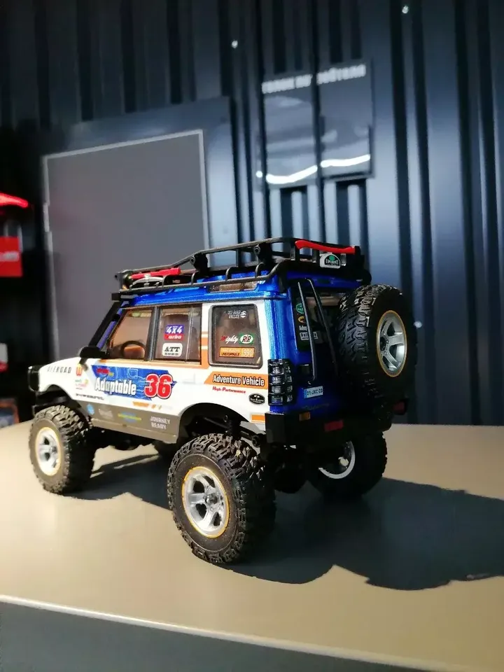 JXC LR1801 Defender 1:18 — вид сзади сбоку