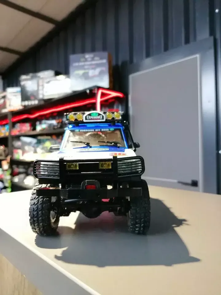 JXC LR1801 Defender 1:18 — вид спереди